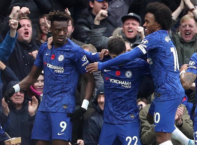 Abraham celebra junto a Pulisic y Willian el 1-0 en el Chelsea-Crystal Palace de la Premier 2019-2020