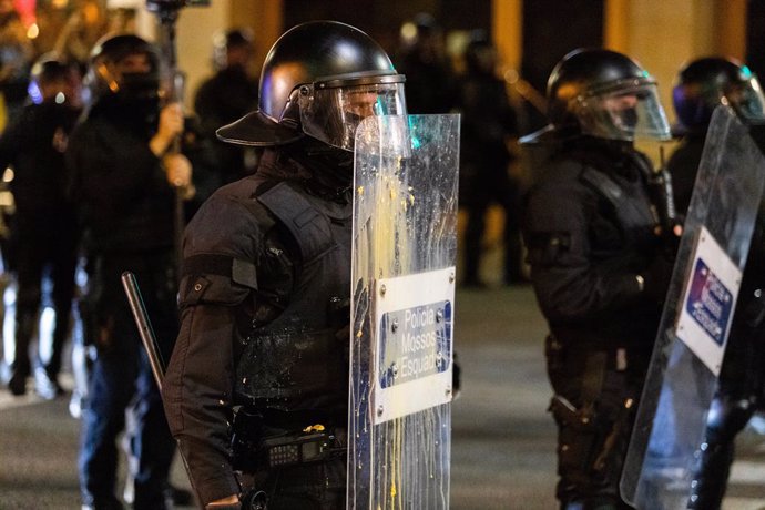 Mossos subjecten un escut durant una manifestació a Barcelona (Espanya), a 9 de novembre de 2019.