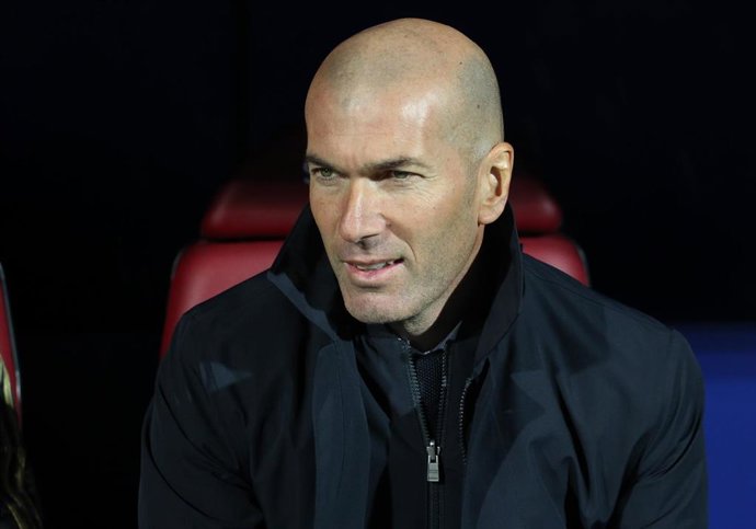 Zinedine Zidane, sentando en el banquillo de Ipurua 