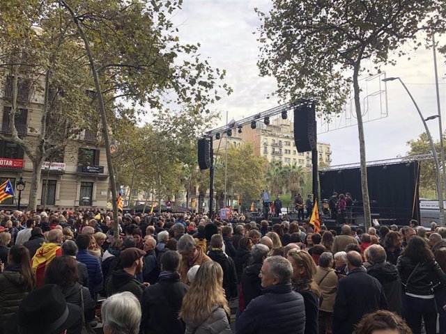 Centenares de personas llenan de forma festiva la Gran Via de Barcelona entre Balmes y plaza Universitat en el acto del Tsunami Democràtic por la jornada de reflexión del 10N.