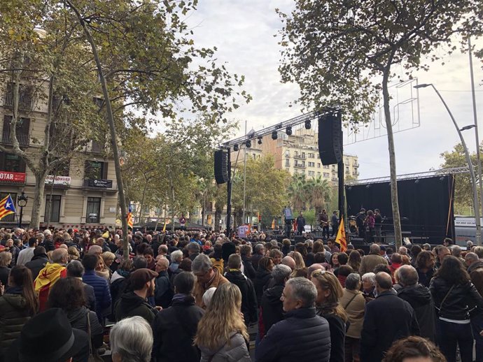 Centenars de persones omplen de forma festiva la Gran Via de Barcelona entre Balmes i plaa Universitat en l'acte del Tsunami Democrtic per la jornada de reflexió del 10N.