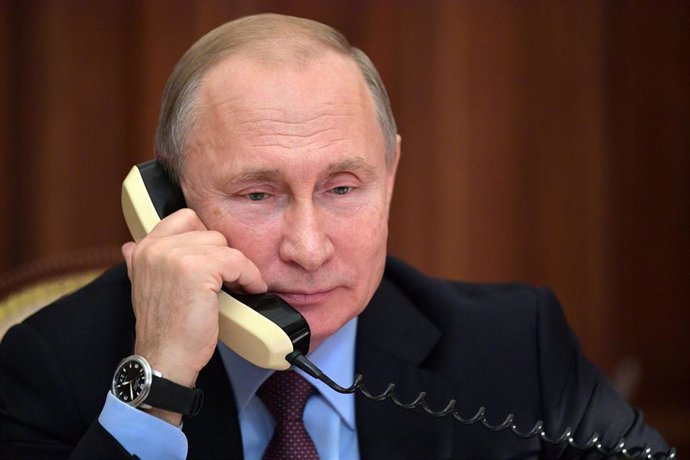 Vladimir Putin habla por teléfono