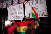 Foto: Bolivia.- Grupos de manifestantes cercan una radio y una televisión estatales bolivianas