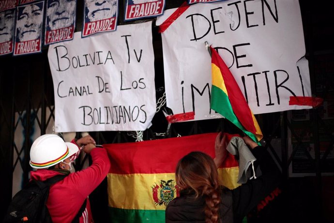 Grupos de manifestantes que exigen la dimisión del presidente de Bolivia, Evo Morales, cercan una radio y una televisión estatales.