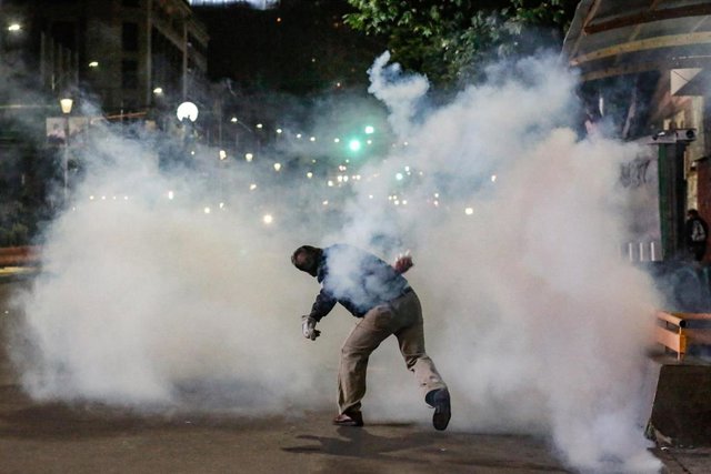 Bolivia Says It does not reject the dialogue posed by Morales and the PDC is willing with conditions Un manifestante devuelve el bote de gases lacrimógenos lanzado por la Policía en una protesta en La Paz