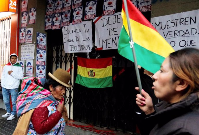 Manifestantes cercan el edificio en el que se encuentran Bolivia TV y la radio Patria Nueva durante las protestas contra el presidente boliviano, Evo Morales.