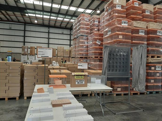 El centro logístico de la Delegación del Gobierno distribuye el material electoral para las próximas elecciones.