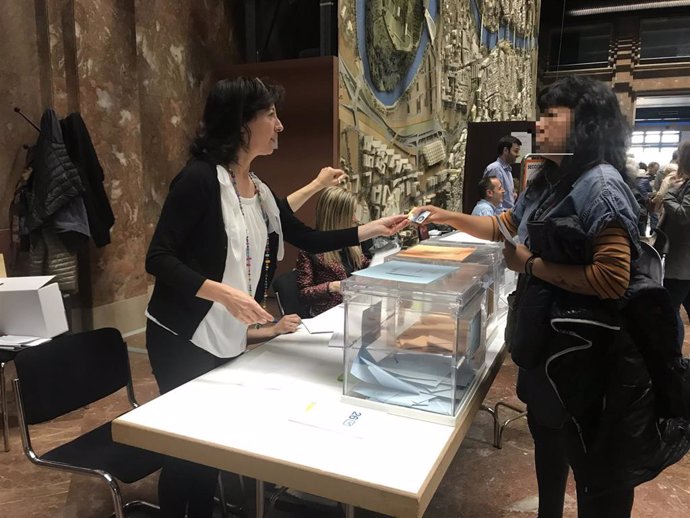 Votaciones en el colegio electoral en el Ayuntamiento de Zaragoza