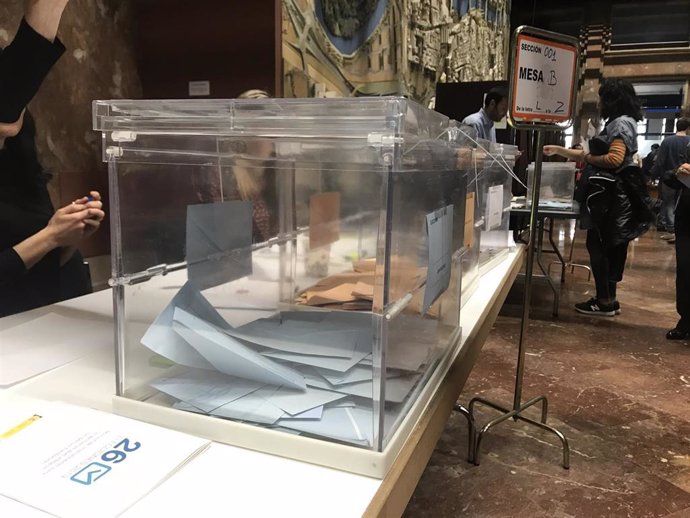 Urnas en el colegio electoral situado en el Ayuntamiento de Zaragoza