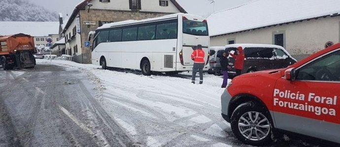Policía Foral, desplegada en Roncesvalles con motivo de la nieve.