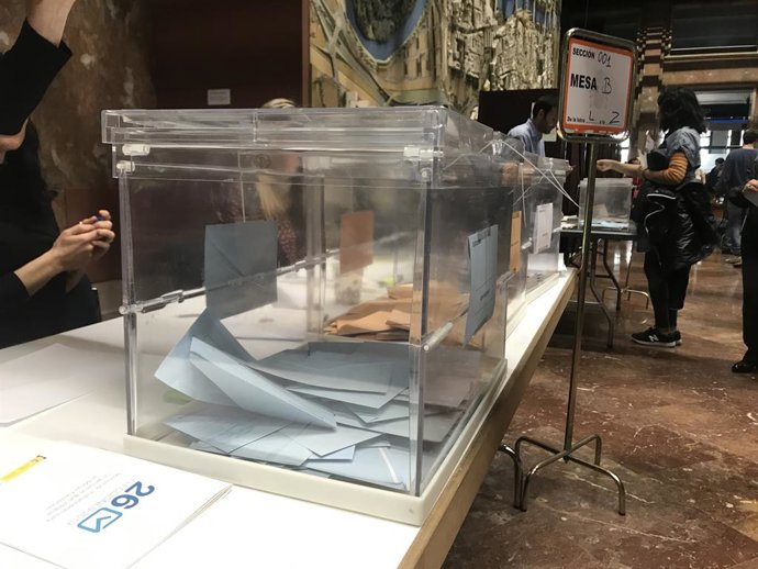 Urnes a un collegi electoral situat a l'Ajuntament de Saragossa