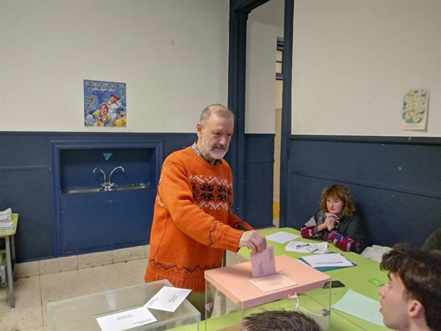 El candidato de Elkarrekin Podemos al Congreso Roberta Uriarte deposita su voto este 10N en el Colgio Mujika de Bilbao
