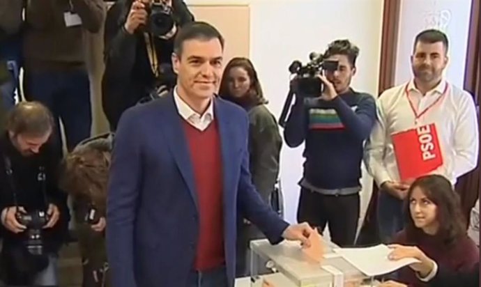 Pedro Sánchez exercint el seu dret al vot a Pozuelo de Alarcón (Madrid)