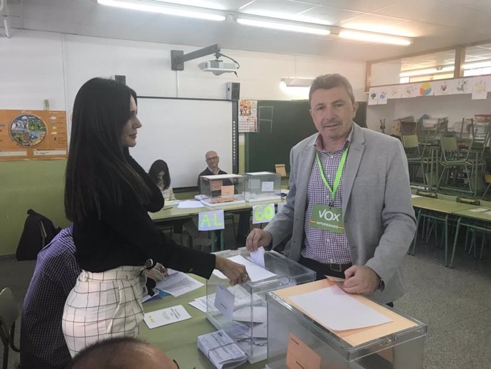 El presidente y diputado regional de VOX en la Región de Murcia, Pascual Salvador, ejerciendo su derecho al voto en elecciones generales 10N