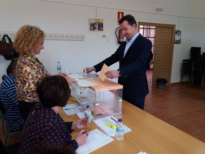El cabeza de lista del PP al Congreso por Teruel, Alberto Herrero, ejerce su derecho al voto