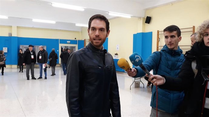 Sergio Sayas, cabeza de lista de Navarra Suma al Congreso, votando en Barañáin