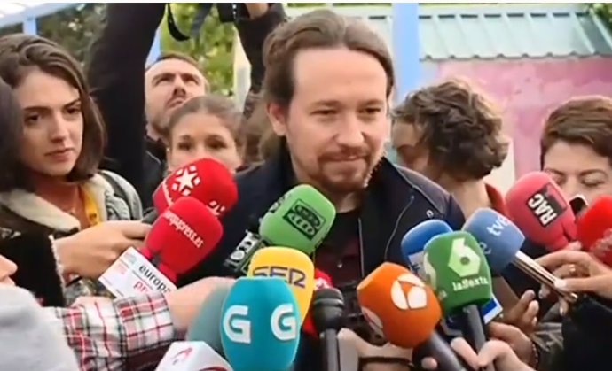 Pablo Iglesias després d'exercir el seu dret al vot a La Navata (Madrid)