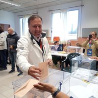 Mesquida ejerce su derecho al voto y pide a los ciudadanos que hagan lo propio para "desbloquear el país"