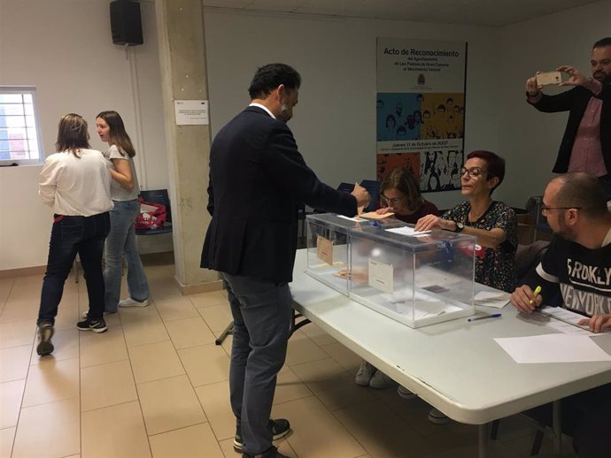 El cabeza de lista del PP al Congreso por la provincia de Las Palmas, Guillermo Mariscal, vota en su colegio electoral de Las Palmas de Gran Canaria