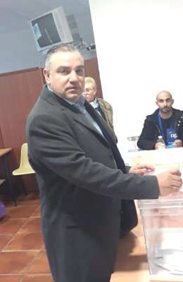 El secretario de Organización de Ciudadanos, Laureano Bermejo, deposita su voto el 10N.