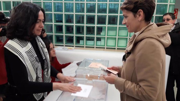 La presidenta del Gobierno de Navarra y secretaria general del PSN, María Chivite, vota en las elecciones generales del 10 de noviembre.