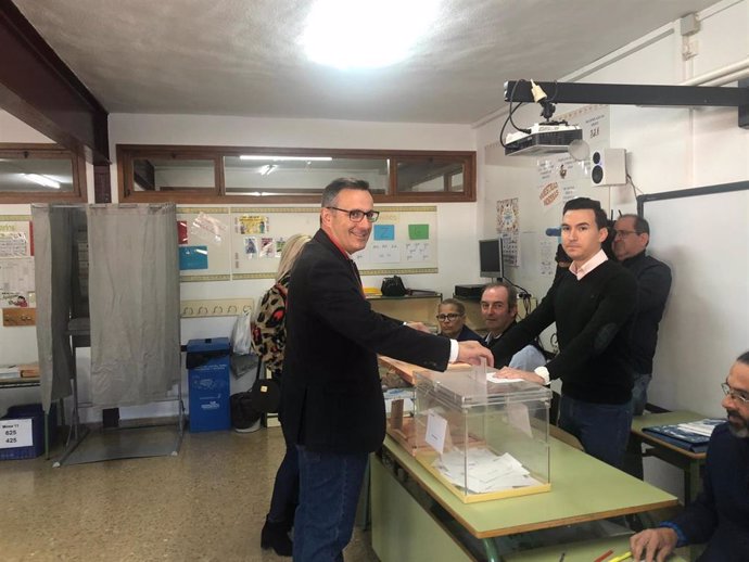 El secretario general del PSRM, Diego Conesa, ejerciendo su derecho a voto en Alhama de Murcia