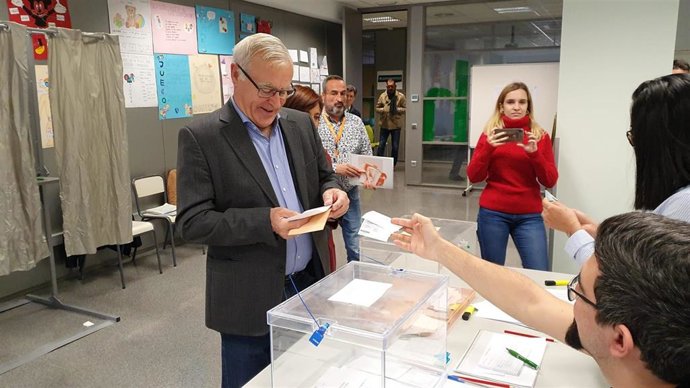 El alcalde de Valncia, Joan Ribó, vota en el 10N