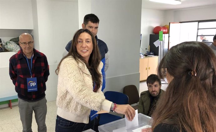 La secretaria general del PP-A, Loles López, vota