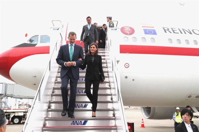 Los Reyes, Felipe VI y Letizia bajan por la escalera del avión en el Aeropuerto de Japón para asistir a la entronización de su majestad, el emperador Naruhito de Japón, en el Aeropuerto Internacional de Haneda, en Tokio (Japón), a 21 de octubre de 2019.