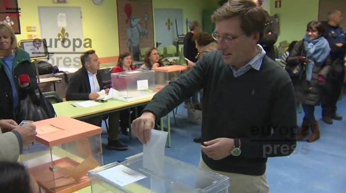 Captura vídeo EP TV. Almeida votando el 10N.