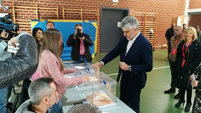 Valentín García vota en Almendralejo.