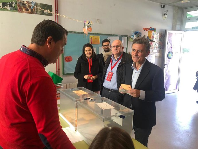 El cabeza de lista del PSRM al Congreso de los Diputados, Pedro Saura, votando en Torre Pacheco