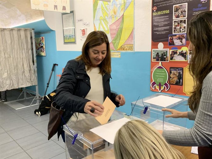 La secretaria general del PSIB, Francina Armengol, ha ejercido su derecho al voto alrededor de las 10.30 horas en el Colegio Sant Felip Neri.