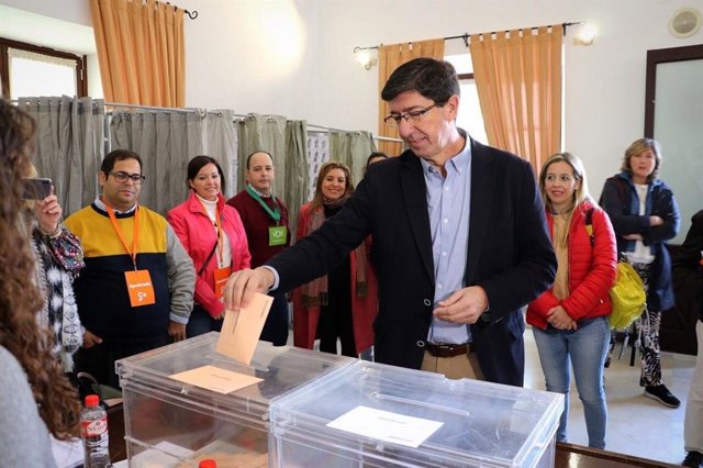 El líder de Ciudadanos (Cs) en Andalucía y vicepresidente de la Junta, Juan Marín, vota