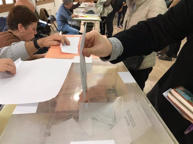 Votación en un colegio electoral en Barcelona