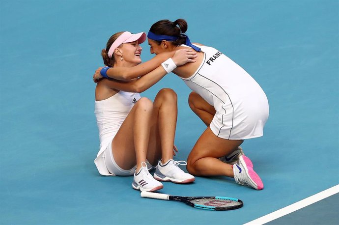 Kristina Mladenovic y Caroline Garcia celebran la conquista de la Copa Federación tras ganar el dobles ante Australia