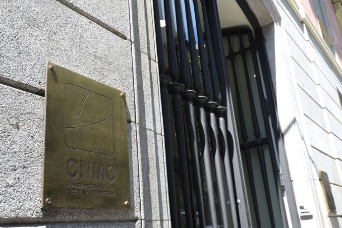 Puerta principal de la Comisión Nacional de los Mercados y la Competencia (CNMC) en Madrid