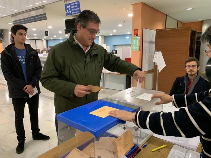 El candidato de Ciudadanos al Congreso por Asturias, Ignacio Prendes, ejerce su derecho al voto en las elecciones generales