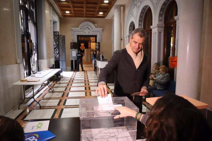 El portavoz de Ciudadanos (Cs) en Les Corts Valencianes, Toni Cantó, vota en el 10N