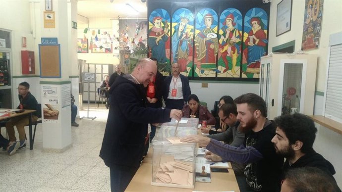 El coordinador regional de IU-Verdes, José Luis Álvarez-Castellanos, votando en Mula