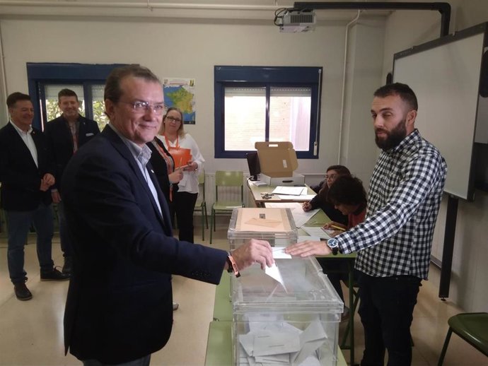 El cabeza de lista al Comgerso por Ciudadanos, Miguel Garaulet, ejerce su derecho al voto en las elecciones generales del 10N