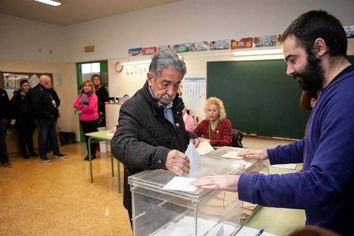 El presidente de Cantabria y lider del PRC, Miguel Ángel Revilla, ejerce su derecho al voto
