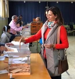 La candidata número dos al Congreso de los Diputados por el PP de la Región de Murcia, Isabel Borrego, emite su derecho al voto