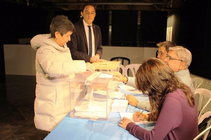La delegada del Govern a Catalunya, Teresa Cunillera, vota juntament amb el subdelegat del Govern a Lleida, José Crespín