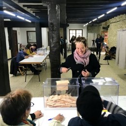 La cabeza de lista de EH Bildu al Congreso por Navarra, Bel Pozueta, vota en las elecciones generales del 10 de noviembre.