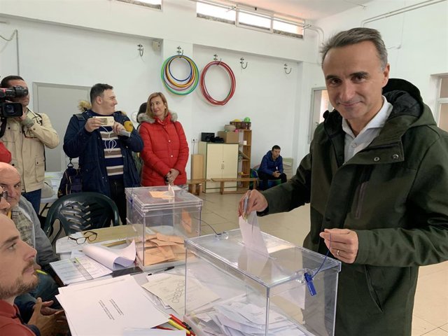 El candidato del PSIB en Baleares al Congreso de los Diputados, Pere Joan Pons, ha ejercido su derecho al voto en el CEIP Establiments