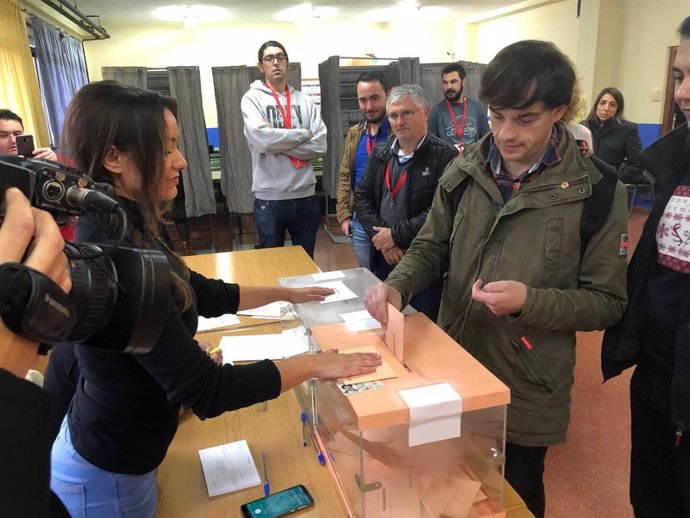 El número dos de la candidatura de Unidas Podemos al Congreso por Asturias, Juan Ponte (IU), ejerce su derecho al voto en las elecciones generales