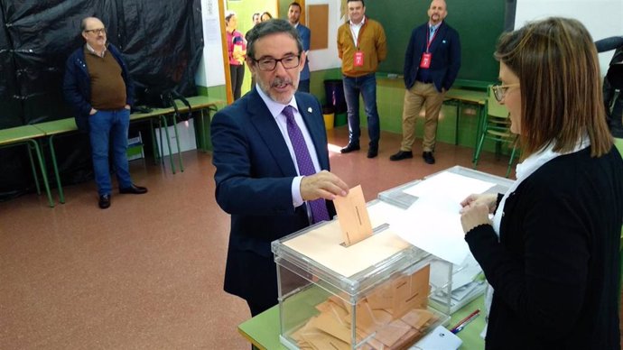 El delegado del Gobierno, Francisco Jiménez, ejerce su derecho al voto en elecciones 10 de noviembre