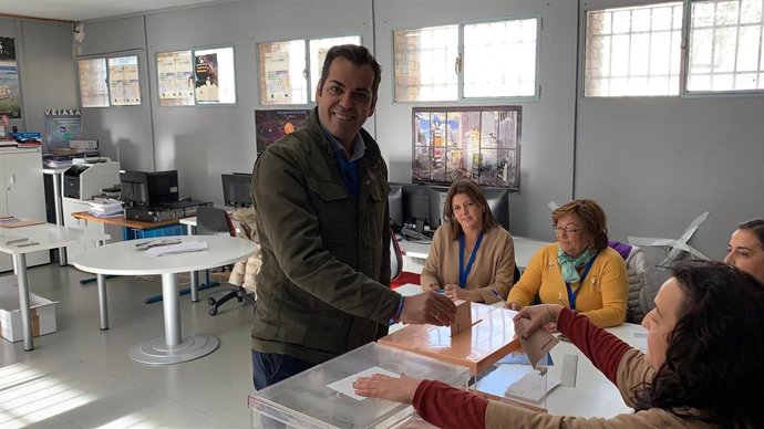 El candidato número uno al Congreso de los Diputados del PP por la provincia de Jaén, Juan Diego Requena, vota este 10N