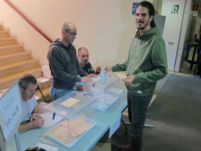 El cabeza de lista de Unidas Podemos al Congreso, Alberto Rodríguez, vota en el colegio electoral